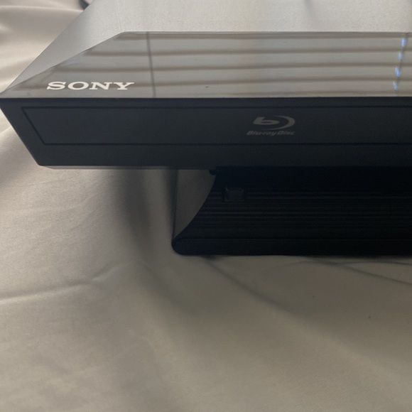 Sony Blu-Ray DVD player w/ Netflix - Picture 2 of 5